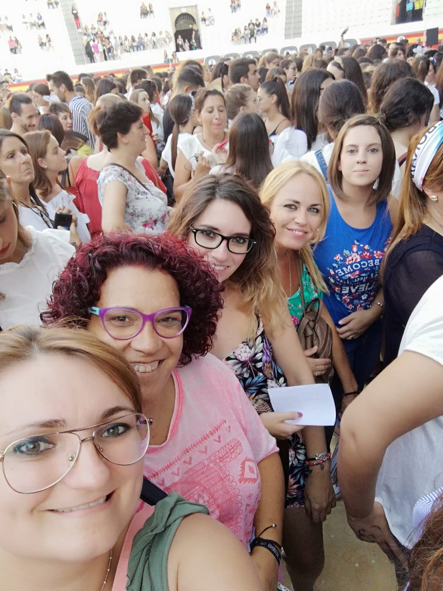 Mady2008Oana's tweet photo. Una semana de esto😔Un sueño tan fugaz pero real q volvería a repetir a pesar de todo! Recortaría miles de #Saturninos y #Estrellitas más solo por emocionarme al verlas llenar la plaza!💜 🚀💫✨
 #SiempreJuntas #MisCotis #MiLegion
 #TourPrometoGranada
#Gracias #OsQuieroConLocura https://t.co/qu5ioTcQAT