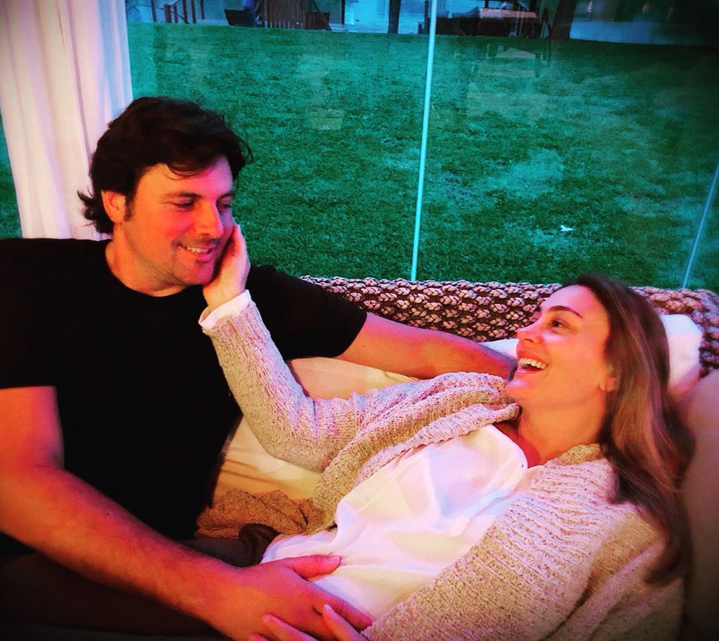 Ahora sí, compartimos la inmensidad de nuestra alegría, la bendición mas grande que puede darte la vida... que es esperando mas vida !!! gracias a Dios por esta bebita que viene en camino. Gracias Nito por ser su Papa !!! Te amo. 👨‍👩‍👧🤰🐣
#family #love #pregnant #amor #4meses