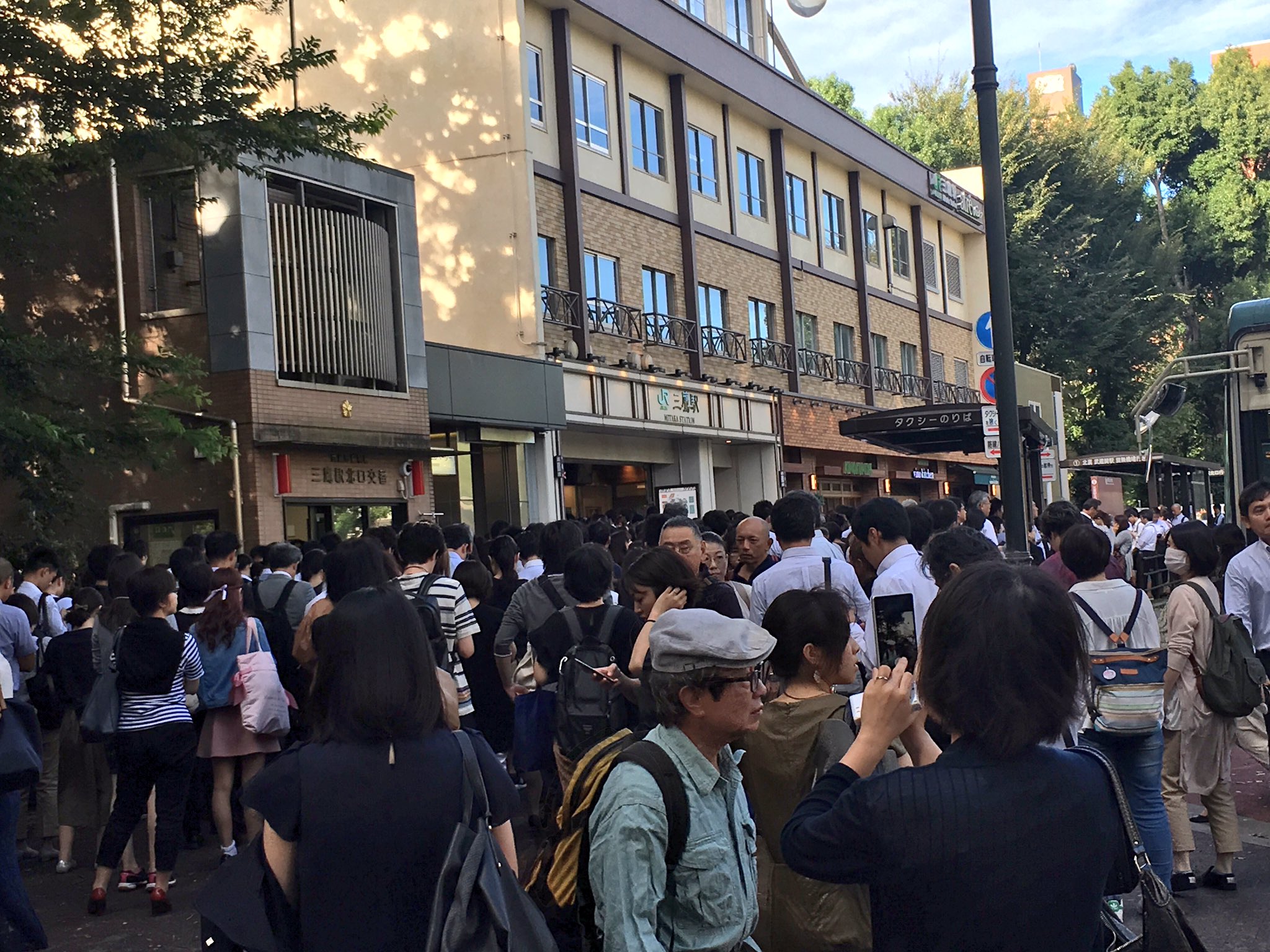 画像 三鷹の駅いまこんな何があったかすらわからん今日 早めに出社してねって言われていたけど終了のお知らせです T Co Aumdctbwuo まとめダネ 画像 三鷹の駅いまこんな何があったかすらわからん今日 早めに出社してねって言われていたけど終了のお知らせです T Co Aumdctbwuo まとめダネ