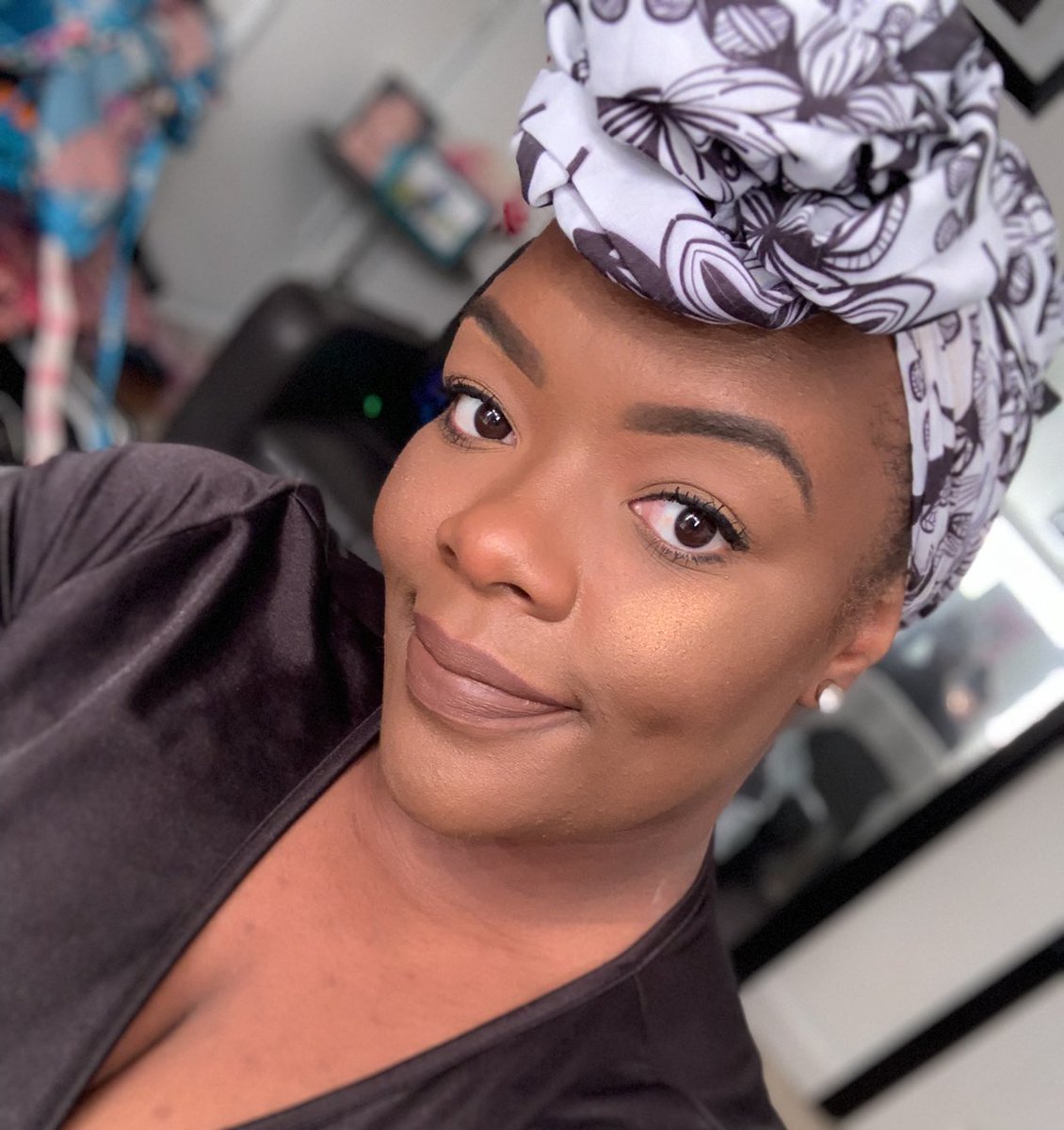 Turtle1920's tweet photo. I wish I would’ve picked up all the colors. Wearing @fentybeauty #unveil and #uncuffed #fentybeauty face: #powerplay @CoverFX concealer and foundation blush: @ABHcosmetics #blushkit vegas highlight: @BECCA_COSMETICS chocolate geode https://t.co/iO34ACx8wy
