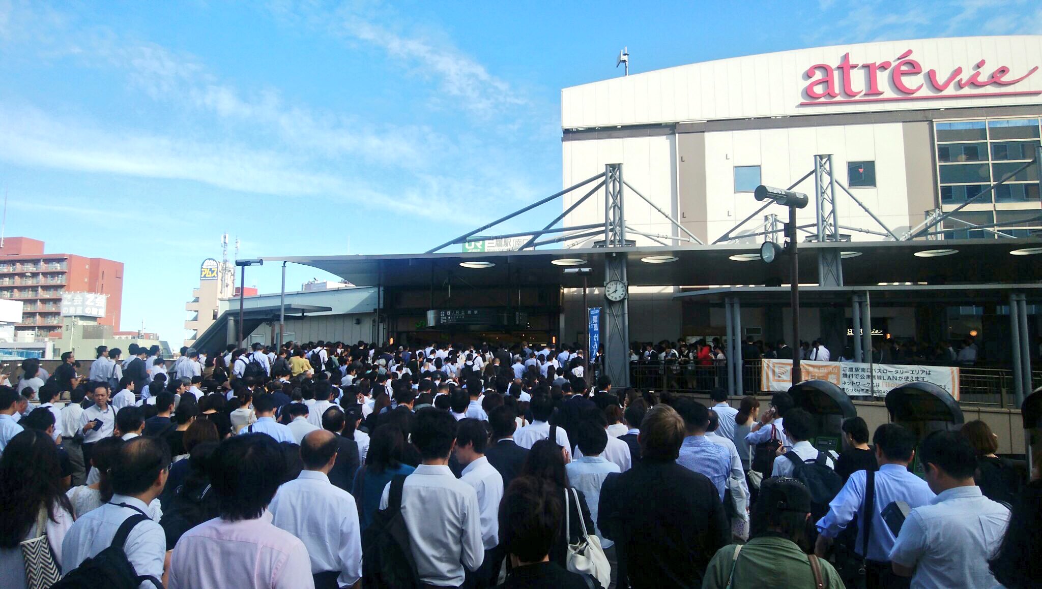 陸 わんこ ー 三鷹駅らしいんだけど Glayのライブが始まるみたい 陸 わんこ ー 三鷹駅らしいんだけど Glayのライブが始まるみたい