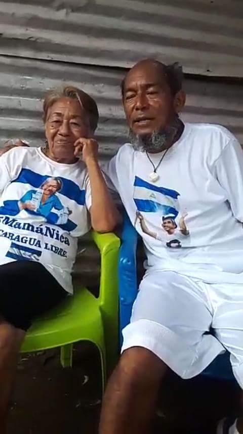 Awfully202's tweet photo. La abuelita de los Nicaragüenses Doña coquito con el maratonista vandálico.

Mis respeto y admiración para estas dos grandes personas 😍

#SOSNicaragua https://t.co/ClzAs9eXG0