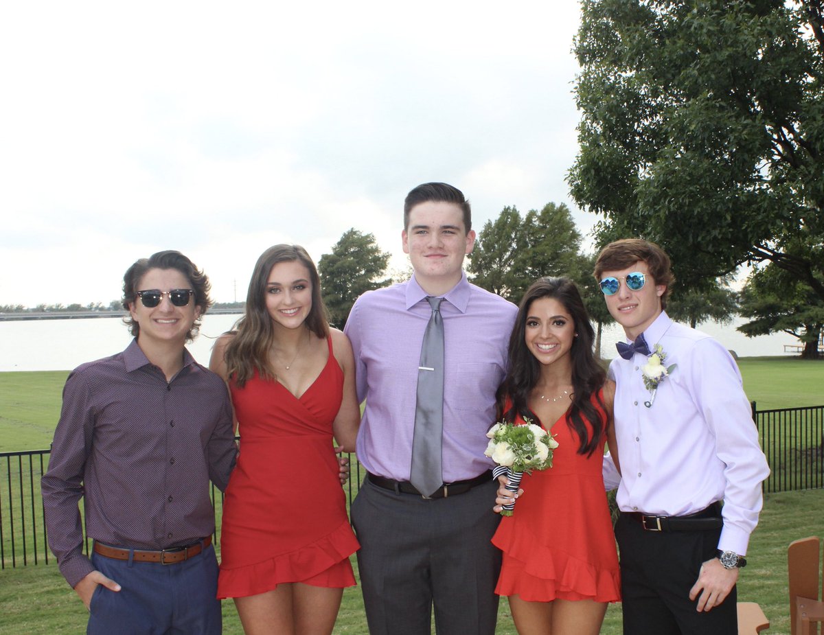 pipersosa_'s tweet photo. Sophmore homecoming w/ the best people!!! https://t.co/lAu04h4b0V