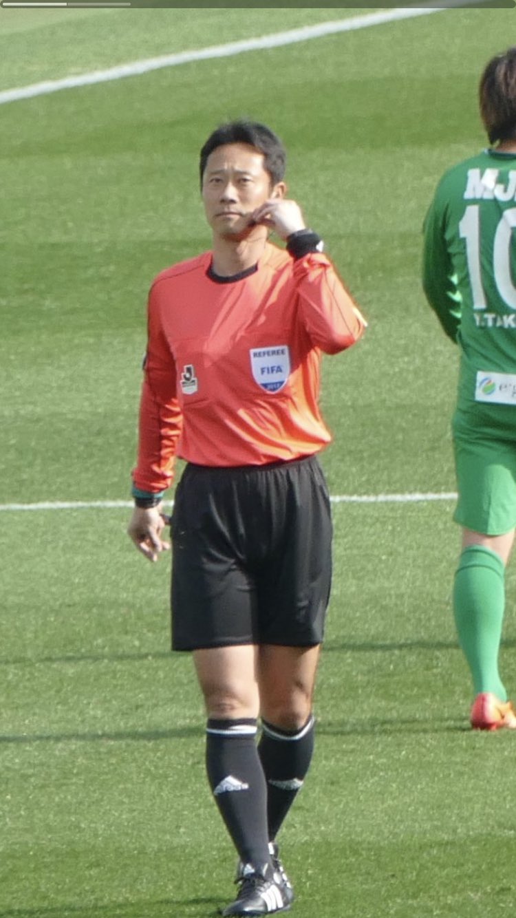 サッカー 審判員 東城 穣 Tozyo Minoru 主審 日本 出身の国際審判員 10年 佐藤隆治 氏と交流プログラムでイングランドへ派遣された 02 1級登録 02 Jリーグ担当 07 Fifa選出 現在 42歳 T Co Kpzrvli1z4 Twitter