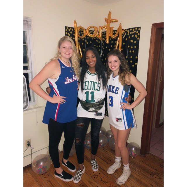 Vanessa_Udoji's tweet photo. Same team different jersey. #Rack5💪🏽 https://t.co/OTAgUBRYfj