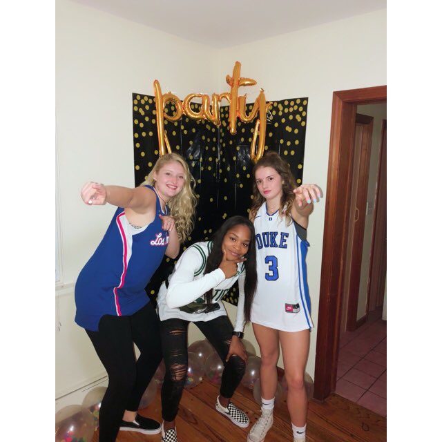 Vanessa_Udoji's tweet photo. Same team different jersey. #Rack5💪🏽 https://t.co/OTAgUBRYfj