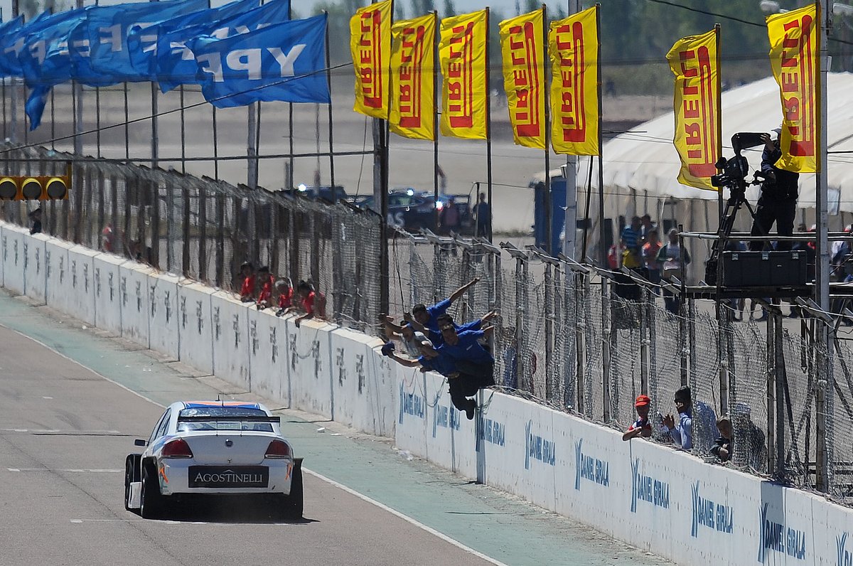 De punta a punta <a href="/NicoMoscardini/">Nicolás Moscardini</a> <a href="/Vaninacrespo/">Vanina Crespo</a>  se llevo la 9º carrera de <a href="/TC2000online/">TC2000</a> .    -SAN MARTIN (mza)-
