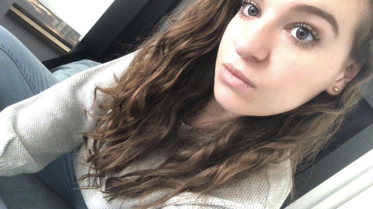 IsaKlimek's tweet photo. Hoy me metí a Snapchat después de mucho tiempo y descubrí que ahora hasta milagros hace... #ojoazul 😂 https://t.co/xIIovretei