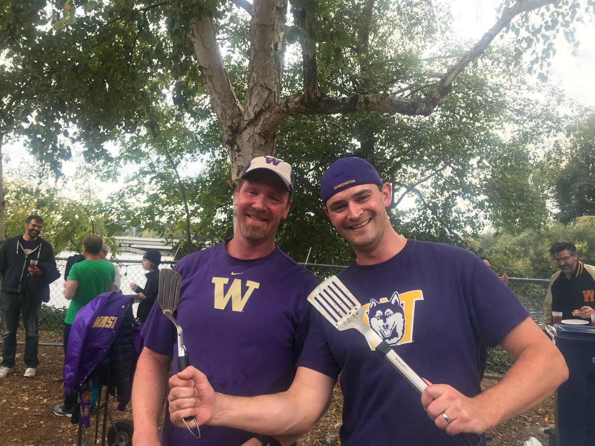 UW_Rowing's tweet photo. Great Alumni Tailgate yesterday at the #ASUWshellhouse! Thank you to everyone that showed up and especially to our Rowing Stewards and alumni who help create this amazing community. #RowingU #RowTownUSA https://t.co/rVPHfEB1Mz
