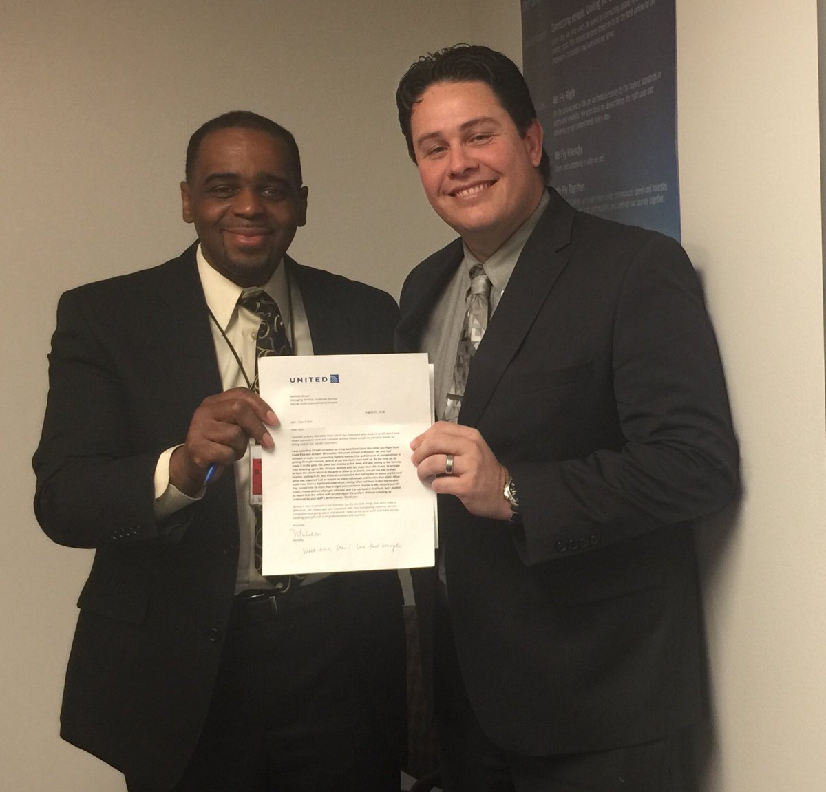 FM_UAL_IAH's tweet photo. Check out Stan (aka Estaban) receiving an orchid letter. Way to go Stan. ⁦@weareunited⁩ #BeingUnited https://t.co/HMQvKwD0Ta