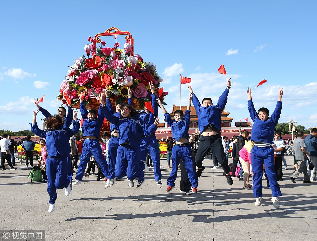 ChinaDaily's tweet photo. Are you ready? Tian'anmen Square dressed up for the upcoming #NationalDay holiday. (Photo: VCG) https://t.co/n8Rf1KSAzh