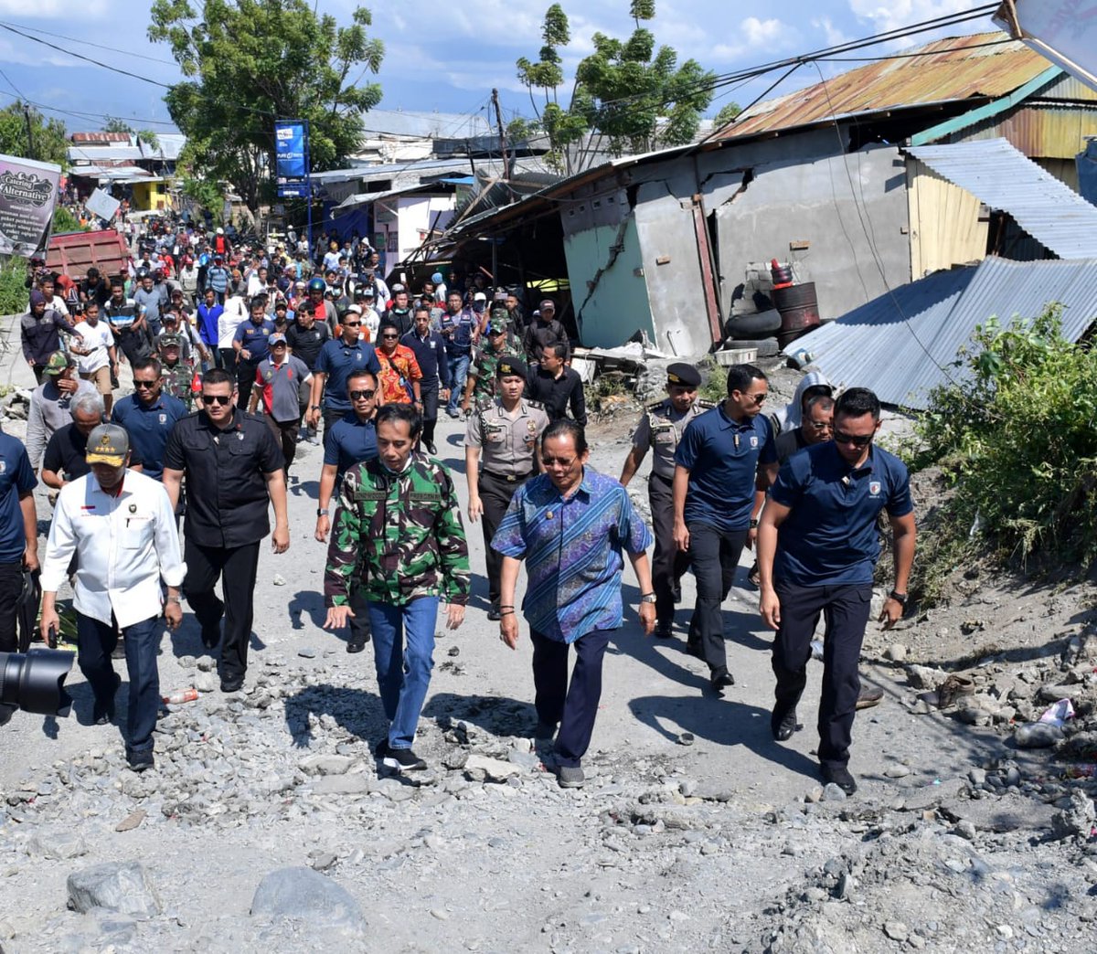 Derick17401965's tweet photo. Pakde meninjau langsung lokasi bencana 

#JokowiLagi 
#PrayForPalu 
#PrayForDonggala https://t.co/GDHQOkhg75