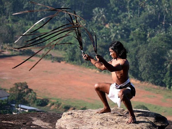walrusweaponry's tweet photo. Now watch me whip... or maybe not! The Urumi was an ancient Indian weapon that was as dangerous for the weilder as it was for the intended target. Whip-like in nature, it was a sword with a flexible blade(s). #HIS125005F18 #armed2theteeth https://t.co/iJRNgqAUoE
