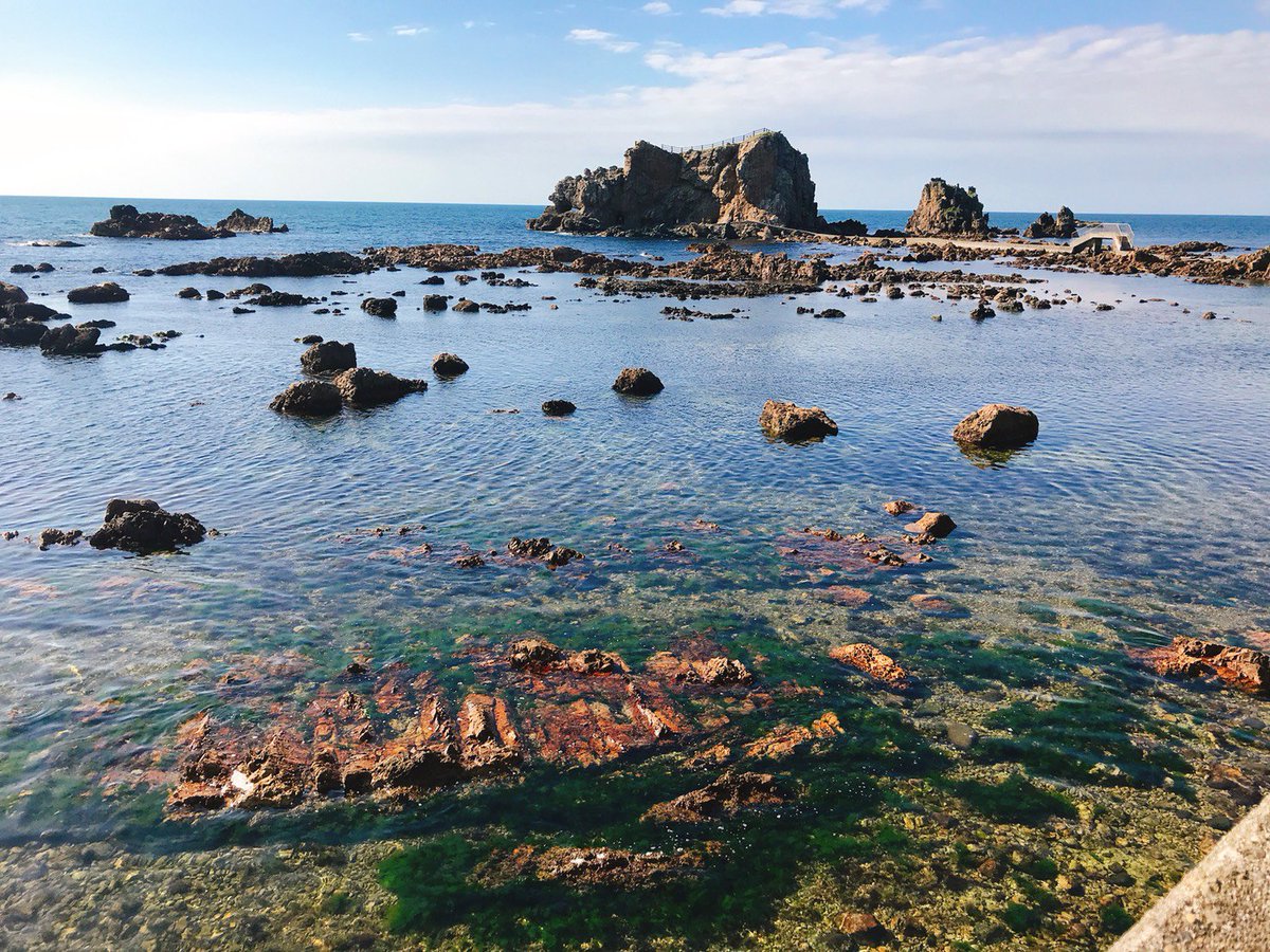 チューリッヒ保険会社 On Twitter 青森県の西海岸にある 大岩海岸 は 遠浅の岩場と透き通った美しい日本海を眺めることができる絶景 スポット 展望台まで続く200mほどの遊歩道を渡り まるで洞穴のような階段を登ると そこには広大な日本海が 海を眺めてゆっくり