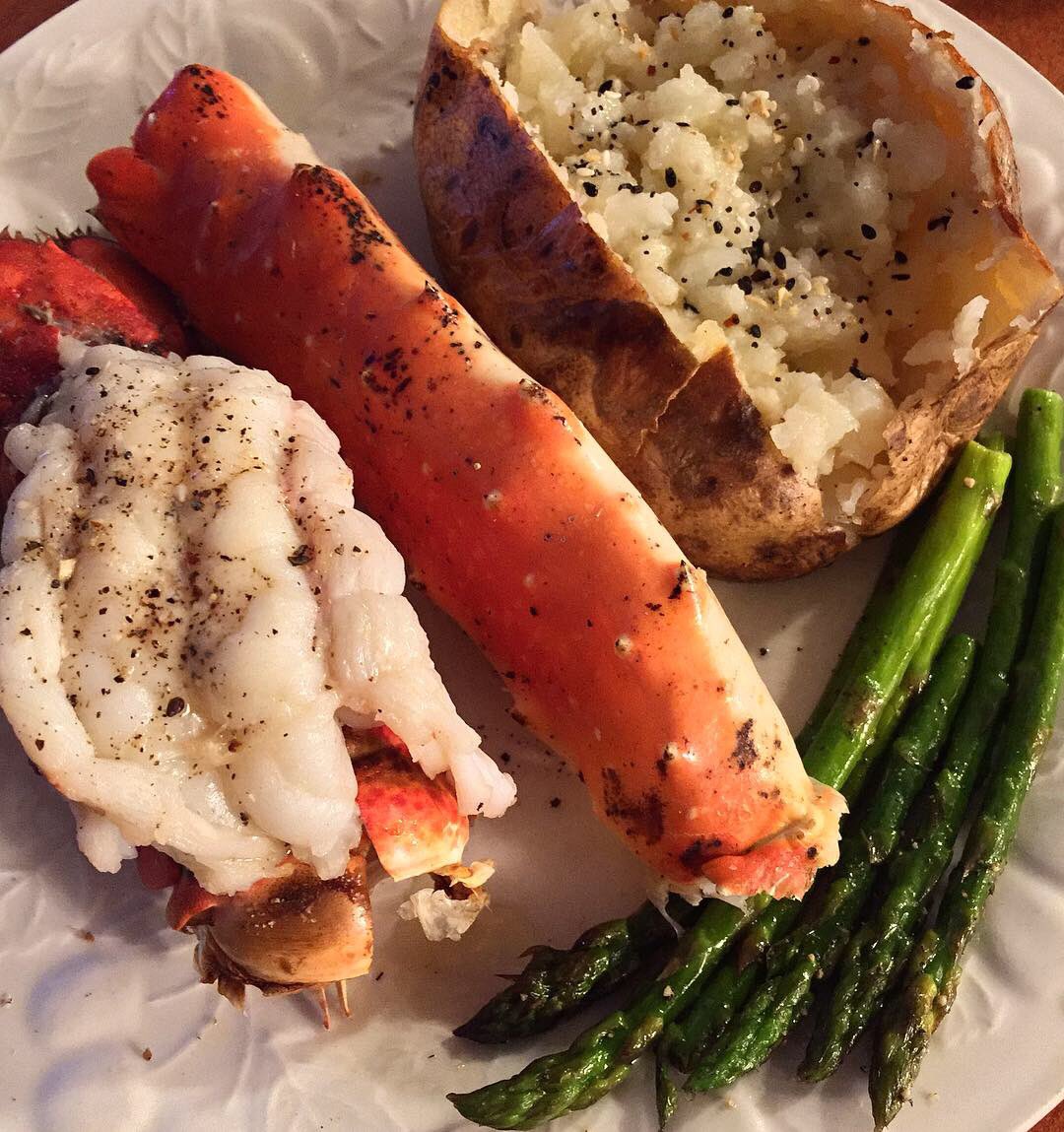 kuhnperalta's tweet photo. Timothy pulled off my BD dinner perfectly. Exactly what I asked for. So delicious. #lobster #kingcrab #seafood #asparagus #bakedpotato #foodies #birthdaydinner #hubbycooks #foodpic #huffposttaste #feedfeed #foodlovers #instagoodfood #yummy #justcook https://t.co/HIRRjDuf1G
