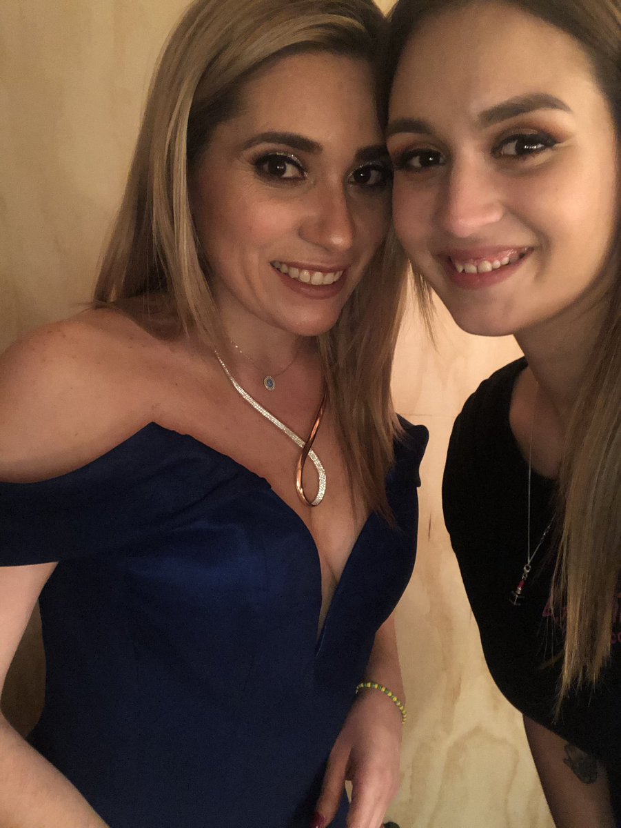 ItiaDominguez's tweet photo. Hoy se despide mi corazón de un telón que no se levantará más.Gracias vida por haberme dado la oportunidad de dar mi vocación a uno de los escenarios más iconicos de los actores siendo yo una cantante.Gracias @CECILGAB11 @chabela @TatsdelRealFans @kike_liebano  por su arte https://t.co/o1WjmYWJL6