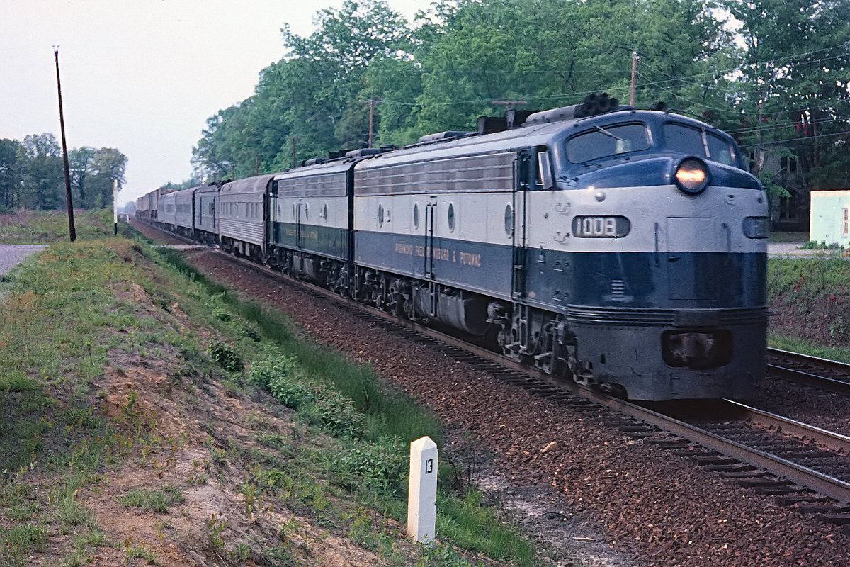 americanrails's tweet image. A pair of Richmond, Fredericksburg &amp;amp; Potomac E8A's lead the final, Richmond-Washington segment of train #34, Seaboard Air Line's northbound "Silver Comet," through Ashland, Virginia on May 8, 1969.  Marty Bernard photo. american-rails.com/silver-comet.h…