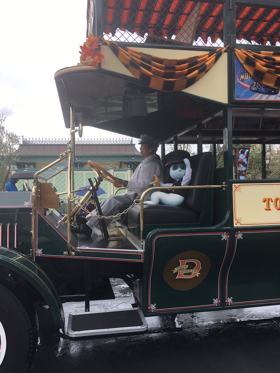 ぼいらーくん V Twitter オムニバス 1台はちっちゃいごーすとちゃんが助手席に もう一台はごーすと犬が乗り口に ディズニーハロウィン ディズニーランド ハロウィン シンデレラ城プラザ オムニバス ゴースト