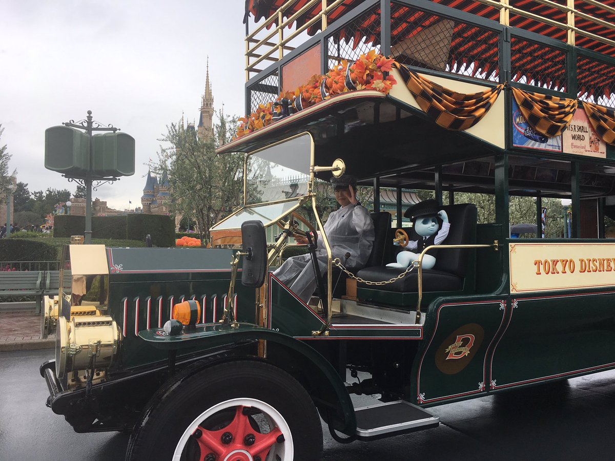 ぼいらーくん V Twitter オムニバス 1台はちっちゃいごーすとちゃんが助手席に もう一台はごーすと犬が乗り口に ディズニーハロウィン ディズニーランド ハロウィン シンデレラ城プラザ オムニバス ゴースト