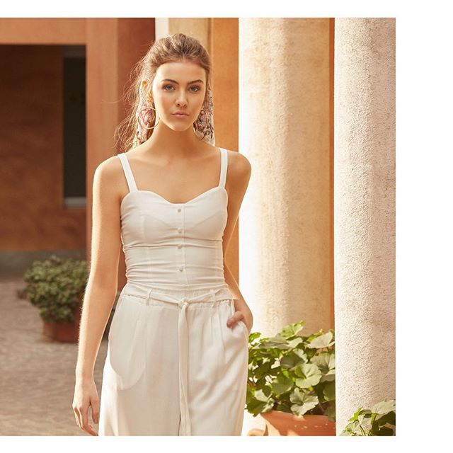 El éxito depende de tu actitud.💫
.
Si buscas transmitir calma y optimismo te recomendamos elegir prendas blancas.
.
#julienOutfits #offwhitelooks 
#modafemenina #modafashion ift.tt/2OmclzQ