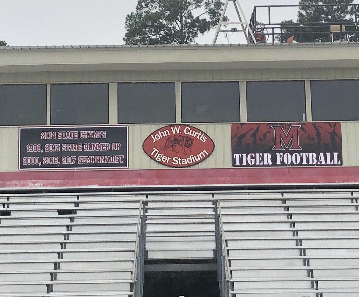coach_jcurtis's tweet photo. Nice New Banners in the Stadium. #ManyMade https://t.co/xfTPrzF85b