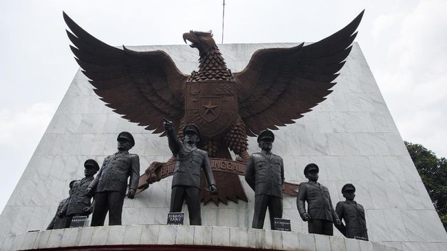 Udah tanggal 1 Oktober sushimitra, selamat hari kesaktian pancasila ya. Dan sekarang juga dilaksanakan upacara untuk memperingati hari itu di Halaman Monumen Pancasila Sakti, Jakarta. Presiden Joko Widodo alias Jokowi bakal menjadi inspektur upacara. #SEKAPURTULIS