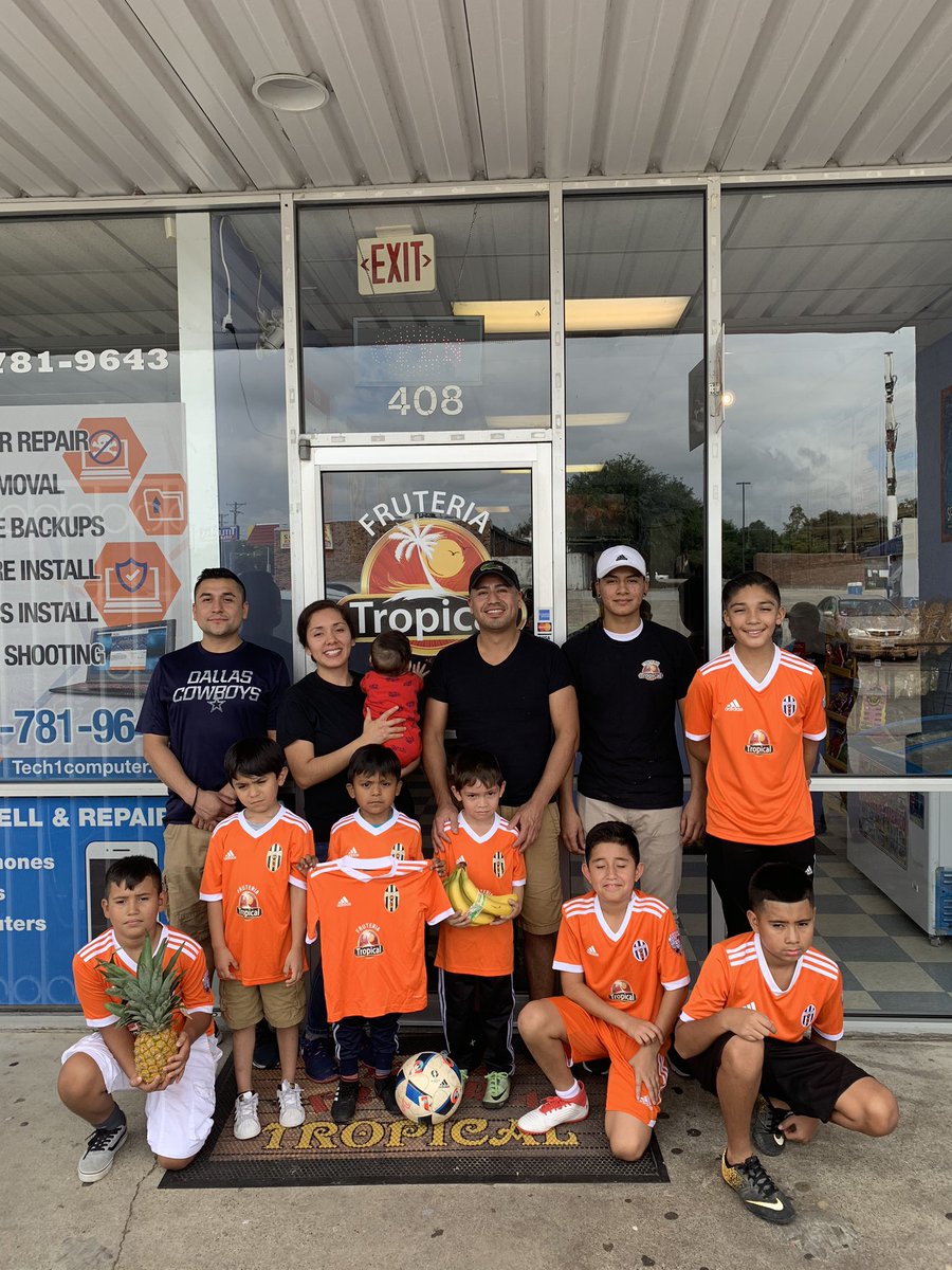 JuventudFCscape's tweet photo. Shoutout to one of our sponsors Frutería Tropical for helping our younger boys with soccer necessities (equipment,jerseys,balls,etc).  
Craving any type of fruit stop by here and come for the Juve mangonada!   It’s delicious! 🤤 https://t.co/N7xV0jZXtp