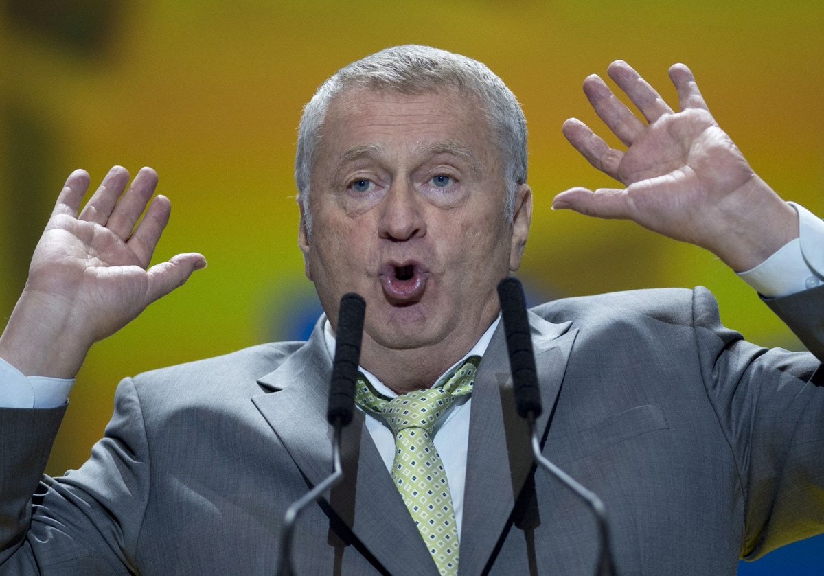 Оратор выступает. Смешное выступление. Оратор карикатура. Волк с уолл стрит выступление. Риторика карикатура.