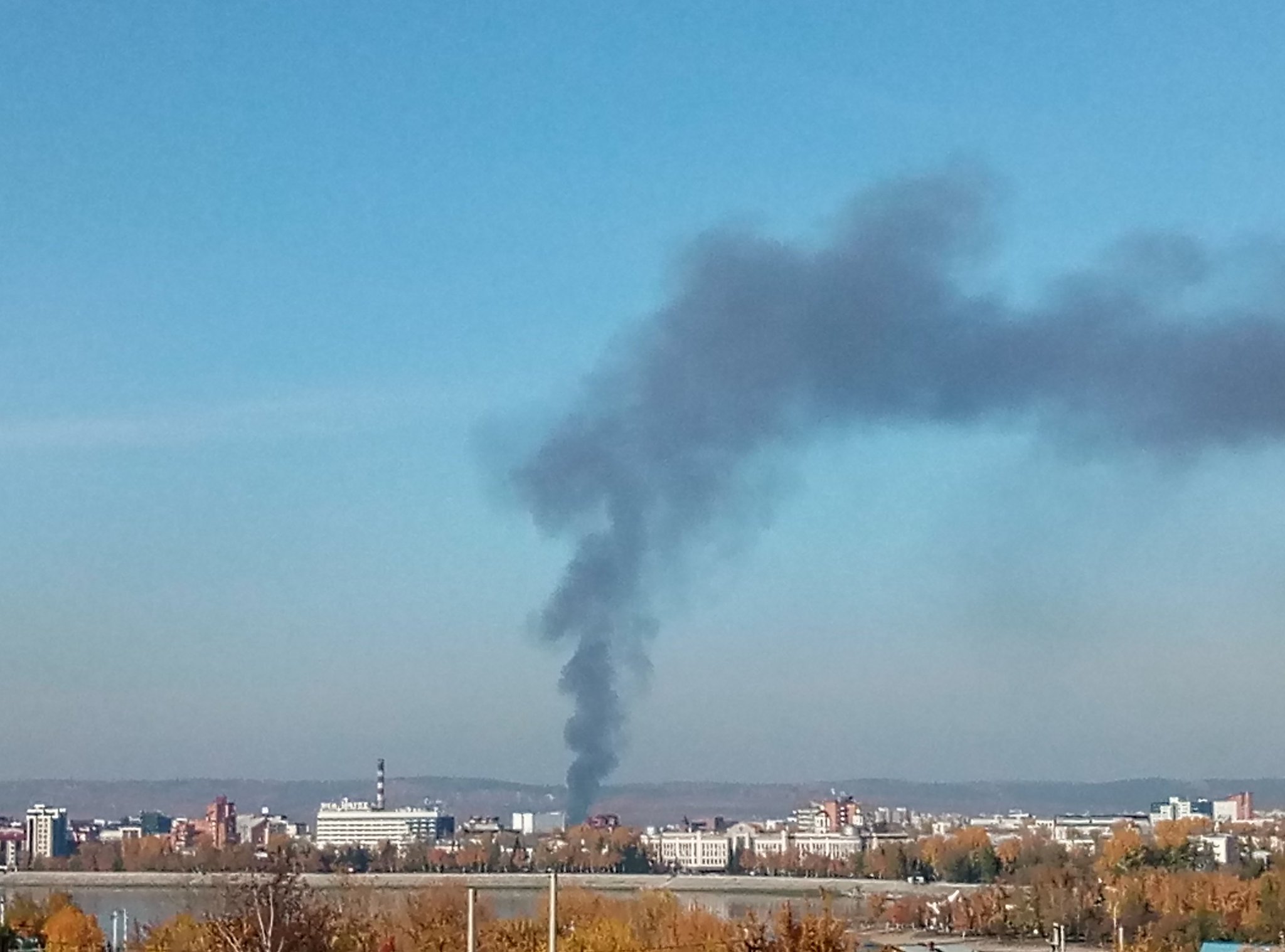 Черный дым от пожара. Пожар в промзоне металлострой. Дым от пожара. Пожар в химках. Черный столб дыма.
