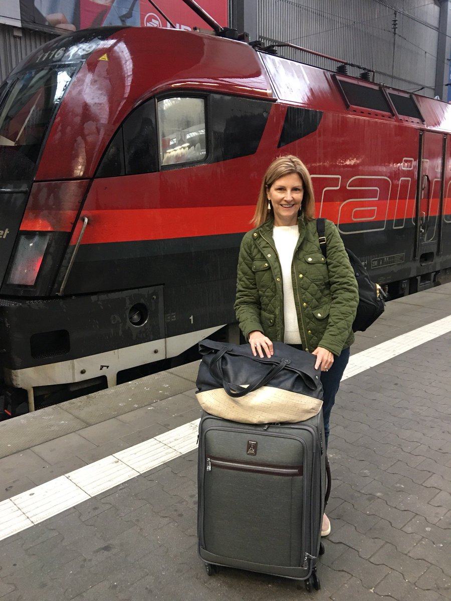 linda_aldred's tweet image. Off to #Austia! “Pack light we have to get it on the train” Ummm, this is packing light! #vacationmode #vacationproblems (@ München Hauptbahnhof in München, Bayern w/ @aldred_ma) swarmapp.com/c/4IWNf6ARl80
