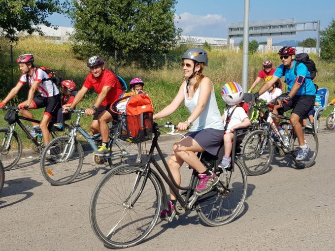 fcayuelalopez's tweet photo. Gràcies als participants de la Festa del Pedal i a tota l’organització: monitors, tècnics, dinamització, mantenimient. Un agraïment especial a les @pmgirona i @PoliciadeSalt , @moutenbici , @viesverdesgi, #areaadaptada, @CentreCENIT i @ViladeSalt i @girona_cat https://t.co/lkXlu6gZJI