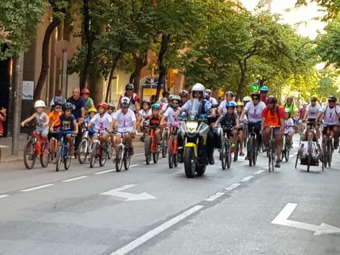 fcayuelalopez's tweet photo. Gràcies als participants de la Festa del Pedal i a tota l’organització: monitors, tècnics, dinamització, mantenimient. Un agraïment especial a les @pmgirona i @PoliciadeSalt , @moutenbici , @viesverdesgi, #areaadaptada, @CentreCENIT i @ViladeSalt i @girona_cat https://t.co/lkXlu6gZJI
