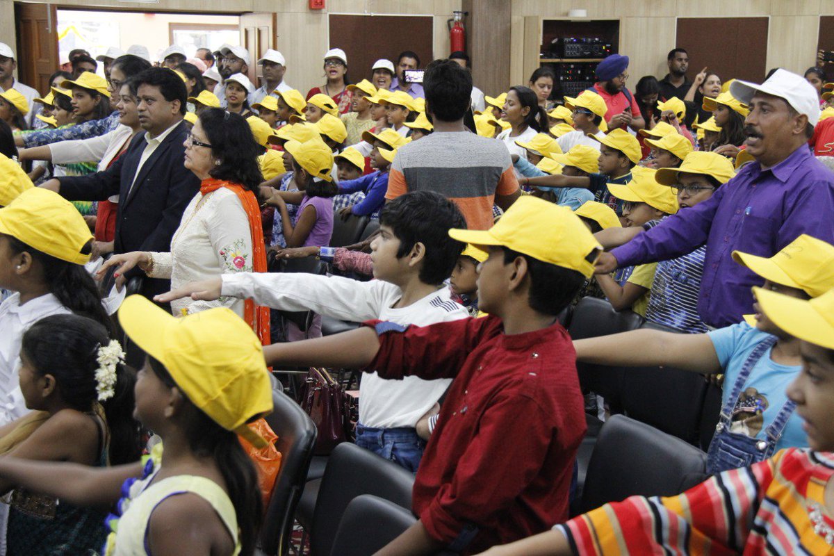 MoHUA_India's tweet photo. Sh. D. S. Mishra, @Secretary_MoHUA issued the #Swachhata pledge to all the participants, officials and students at the #SwachhataHiSeva event organised by Hindustan Prefab Limited in New Delhi. https://t.co/tT9B1zpKt4