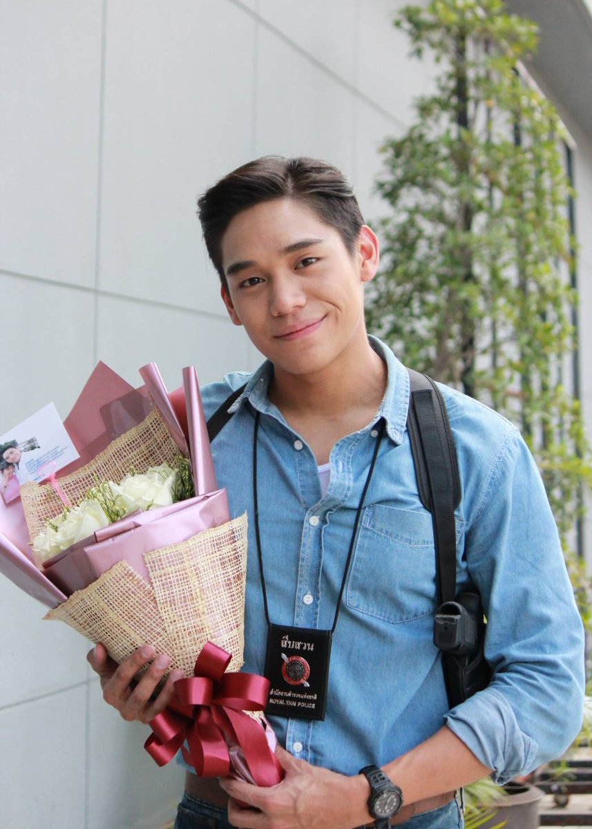 Nanie0811's tweet photo. ยินดีกับละครเรื่องใหม่น๊า @legendngern ไม่ได้ไปแสดงความยินดีด้วยตัวเองแต่ฝากกำลังใจไปให้แล้วนะครับ😊 
ขอบคุณ🙏 @aeey4 ที่เป็นธุระให้น้องและถ่ายรูปสวยๆมาฝากจ้า
#ทีมเงิน #ngernnn #ภูตพิศวาส 
#ทีมเงินออกัส https://t.co/d5NBQZZplE