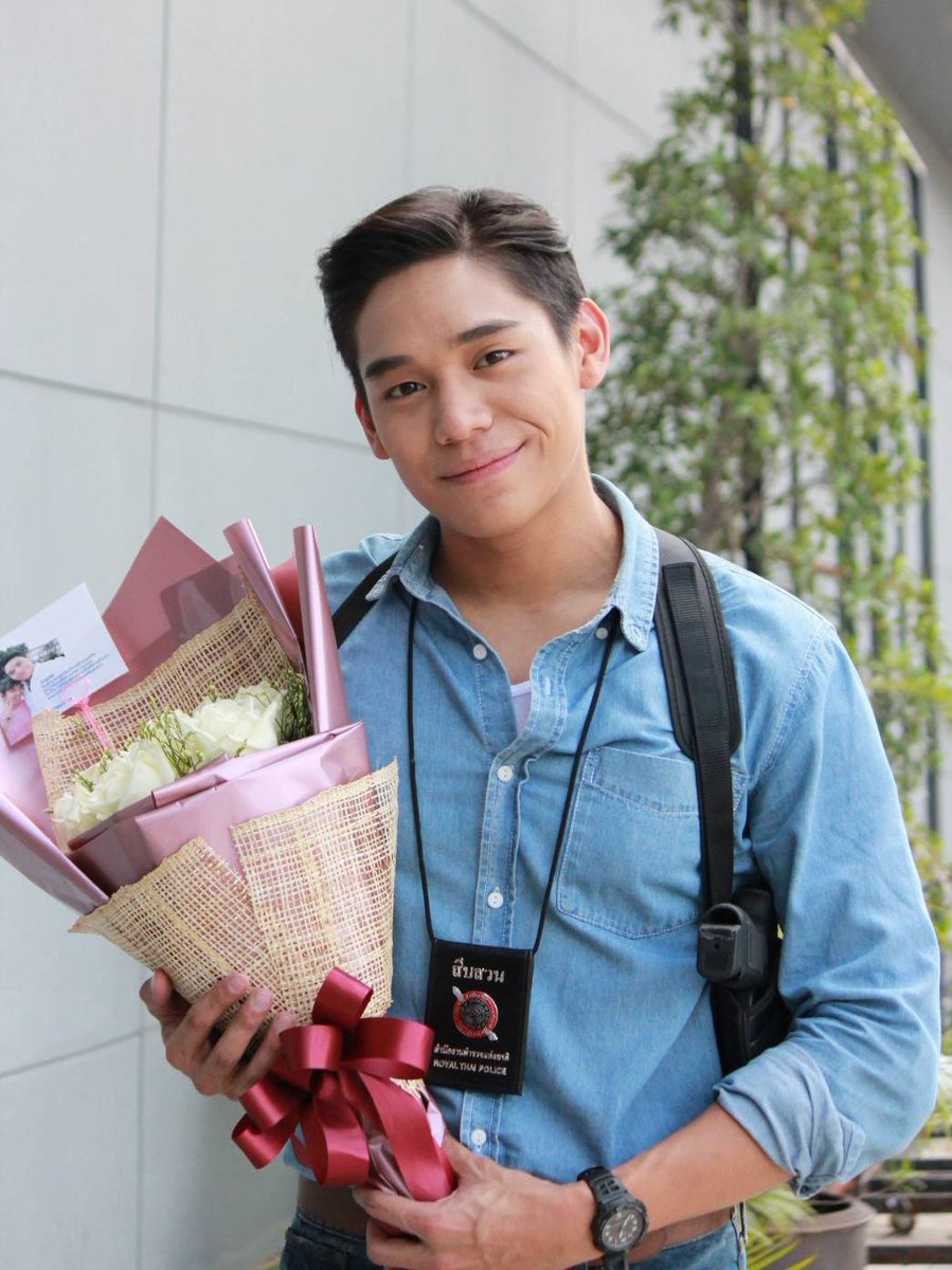Nanie0811's tweet photo. ยินดีกับละครเรื่องใหม่น๊า @legendngern ไม่ได้ไปแสดงความยินดีด้วยตัวเองแต่ฝากกำลังใจไปให้แล้วนะครับ😊 
ขอบคุณ🙏 @aeey4 ที่เป็นธุระให้น้องและถ่ายรูปสวยๆมาฝากจ้า
#ทีมเงิน #ngernnn #ภูตพิศวาส 
#ทีมเงินออกัส https://t.co/d5NBQZZplE