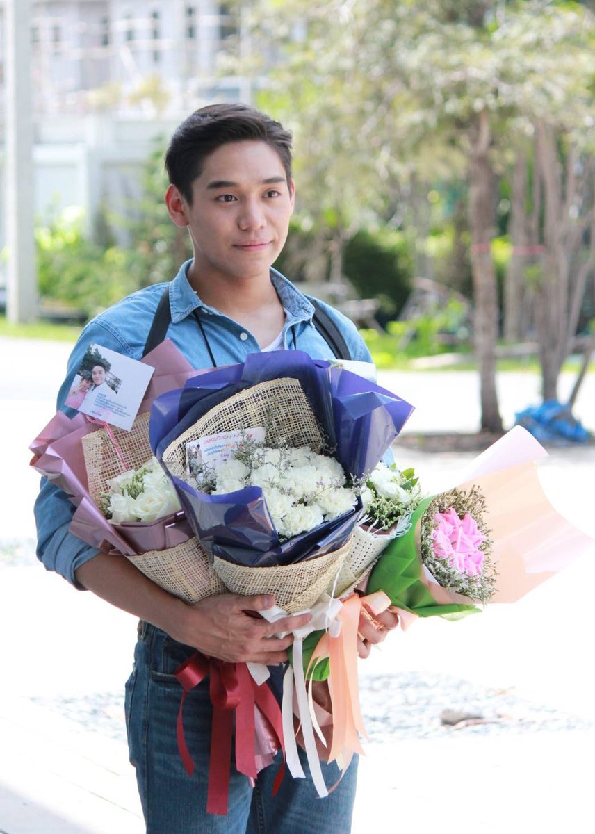 Nanie0811's tweet photo. ยินดีกับละครเรื่องใหม่น๊า @legendngern ไม่ได้ไปแสดงความยินดีด้วยตัวเองแต่ฝากกำลังใจไปให้แล้วนะครับ😊 
ขอบคุณ🙏 @aeey4 ที่เป็นธุระให้น้องและถ่ายรูปสวยๆมาฝากจ้า
#ทีมเงิน #ngernnn #ภูตพิศวาส 
#ทีมเงินออกัส https://t.co/d5NBQZZplE