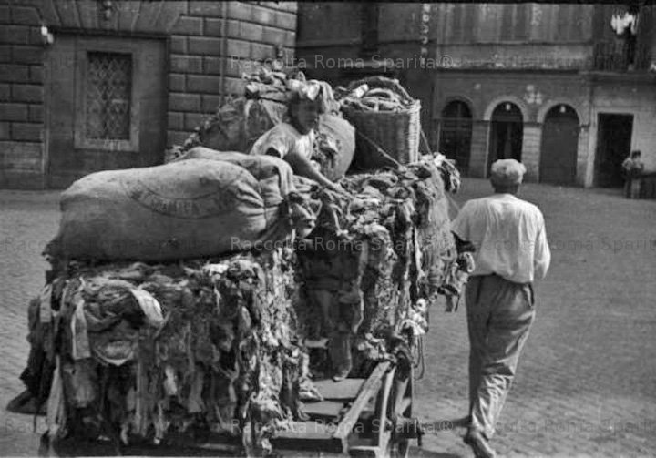 fraurolo121's tweet photo. Il Dopoguerra Italiano. (1945)
Piazza Pasquino Roma
#RomaScomparsa
(lo straccivendolo) https://t.co/V1wWKAP4Gg