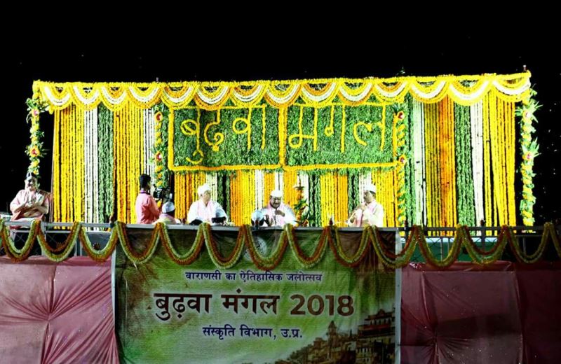 kamlesm's tweet photo. A 3 #century old tradition at #Varanasi #Banares local #folk #festival, people enjoy #singing or #Kavita on #Barges #Boats #floatingPlatforms in #river #Ganga, famous #Artists perform, renowned persons join festivities 
#Bada #Mangal #Budhwa #Mangal https://t.co/rMPvJie4li