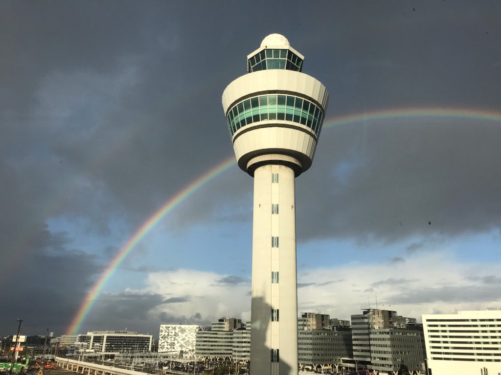 Prachtige regenboog hier op Schiphol! <a href="/nos/">NOS</a> <a href="/GerritHiemstra/">Gerrit Hiemstra</a>