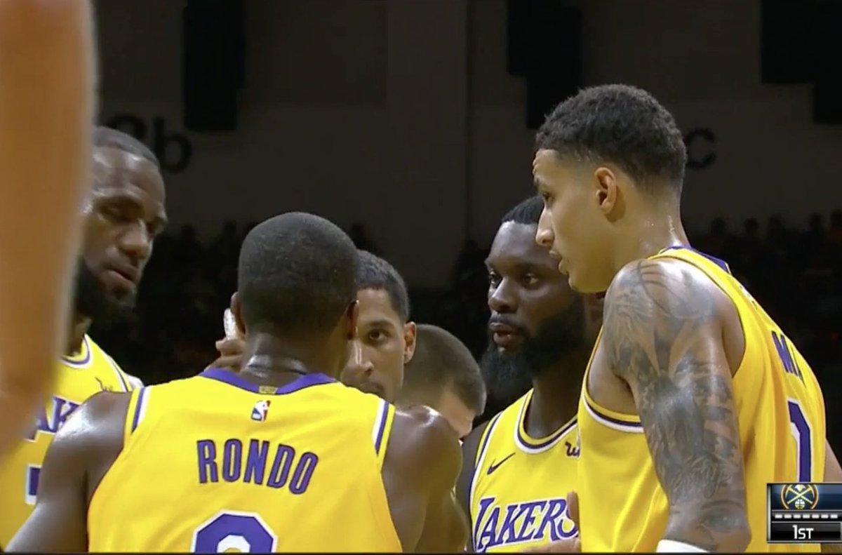 ct_nba's tweet photo. 試合の序盤からファールでプレーが止まった瞬間に全員を呼び指示を送るロンド、レブロンもしっかり頷いていたのが印象的でした。 https://t.co/5buT8NRXSf
