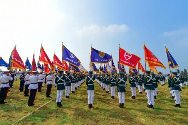 USForcesKorea's tweet photo. We celebrate the 70th Anniversary of #ROK Armed Forces Day to appreciate the capabilities and strength of the ROK military. This year's ceremony will be held at 6:30 pm at the War Memorial Peace Square.
@USEmbassySeoul @7thAF @usnavykorea @2INFDIV @EighthArmyKorea #MARFORK https://t.co/PxLLtKNg46