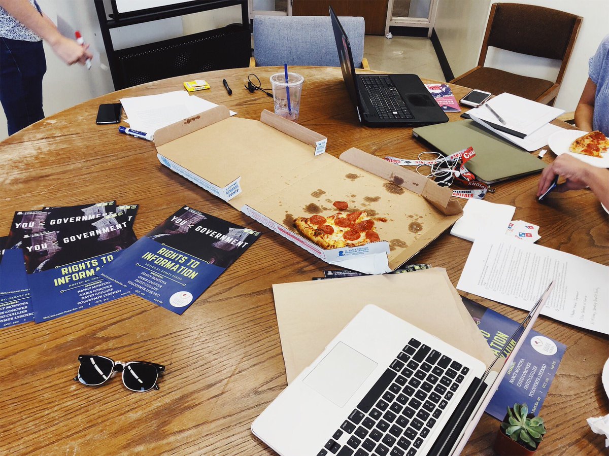 uadiscourse's tweet image. Pizza on a cloudy day + Case building = A perfect #debate team Sunday! 
#NPDA @UA_SBS