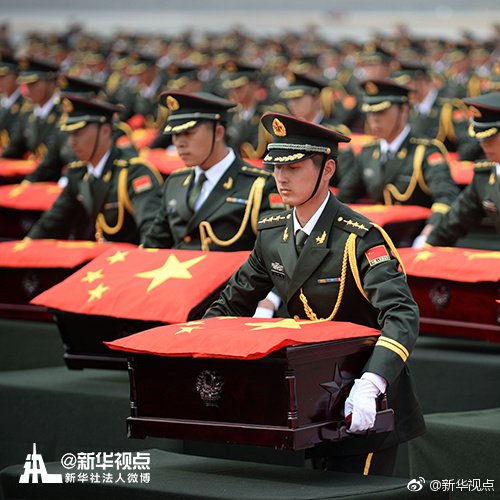 XinhuaChinese's tweet photo. 鲜艳的五星红旗，多少人因你热泪盈眶、满怀理想；多少人因你砥砺前行、发奋图强；多少人用鲜血和生命守护你，让你永远高高飘扬。 https://t.co/z4EoZ5j9i1