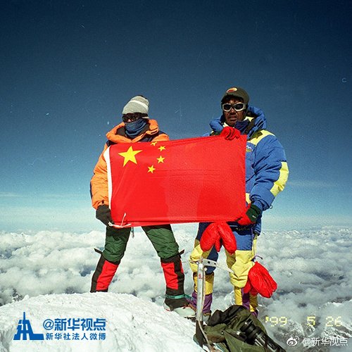 XinhuaChinese's tweet photo. 鲜艳的五星红旗，多少人因你热泪盈眶、满怀理想；多少人因你砥砺前行、发奋图强；多少人用鲜血和生命守护你，让你永远高高飘扬。 https://t.co/z4EoZ5j9i1