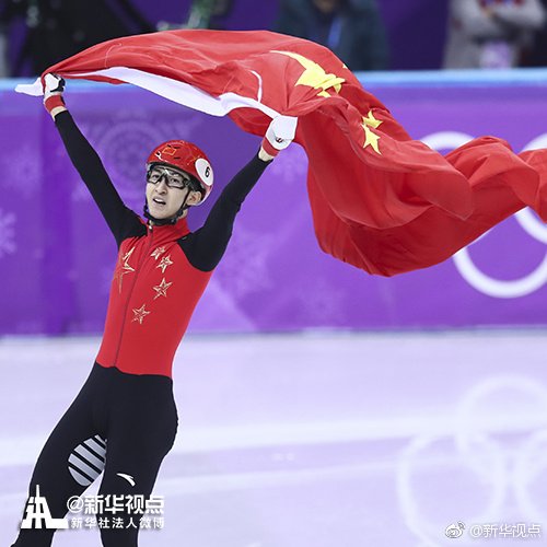XinhuaChinese's tweet photo. 鲜艳的五星红旗，多少人因你热泪盈眶、满怀理想；多少人因你砥砺前行、发奋图强；多少人用鲜血和生命守护你，让你永远高高飘扬。 https://t.co/z4EoZ5j9i1