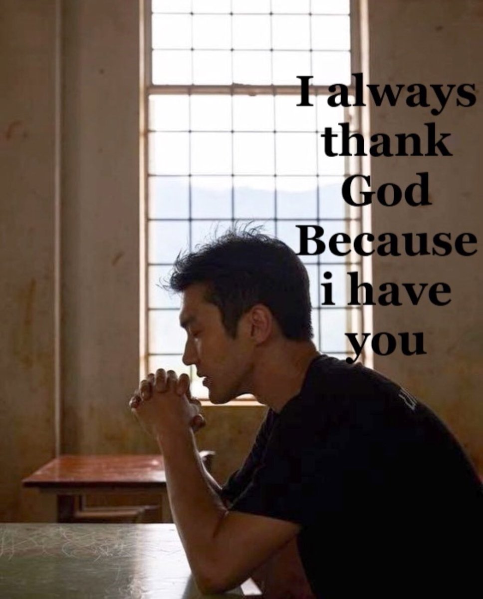 ketika babang ganteng rajin berdoa 😇, elus2 perut, biar anakku seganteng, sebaik, sesukses dan sekaya siwon 😁😇