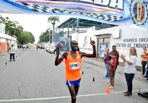 LorenzoCal14's tweet photo. Estas son cosas que tampoco Carla Angola se puede explicar  ➳ 
* Los ADECOS con una Canaima, llevando el control del Marathon  ,, y
* El ganador portando una foto de Hugo Chavez ,, https://t.co/xeQlhL88KM