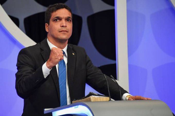 CorrupcaoMemes's tweet photo. Aparentemente hoje foi o último debate desse ícone, valeu Cabo Daciolo você foi a melhor coisa dessa eleição ❤️❤️ #QueremosDacioloNaGlobo #DebateSemDacioloEFraude https://t.co/zERktJLHRd