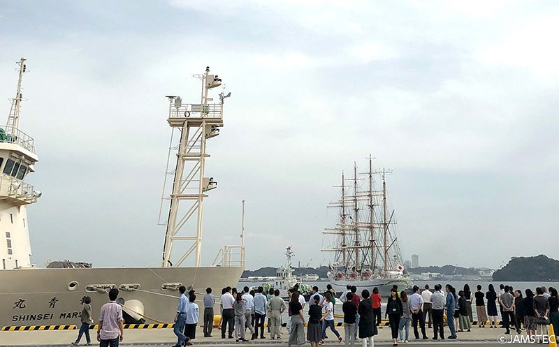 JAMSTEC_PR's tweet photo. 【今週の一枚】2018年9月13日午後、横須賀のJAMSTEC桟橋に寄港していた「日本丸」が出航しました。
出航する「日本丸」 #JAMSTEC #海と地球のフォトギャラリー #日本丸
https://t.co/0TOURXwwOd https://t.co/KPP5kLaTRp