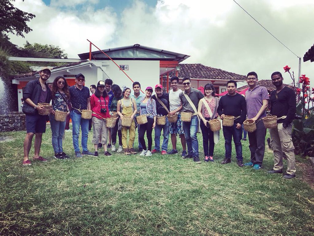 UniagustOficial's tweet photo. #Huella2018 se dejó contagiar por el paisaje cafetero. Conociendo paso a paso el proceso del café, una experiencia única e inolvidable en @cafeentremon @HuellaBogota #Salamina https://t.co/FXtRPijRJD